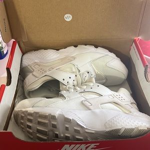 Has a few stains but not too bad. Only used a few times but in okay condition.